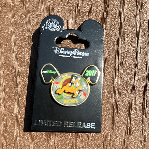 Disney Run Pin Virtual shorts 2017 Pluto collector Pin limited release NWT - Picture 2 of 8